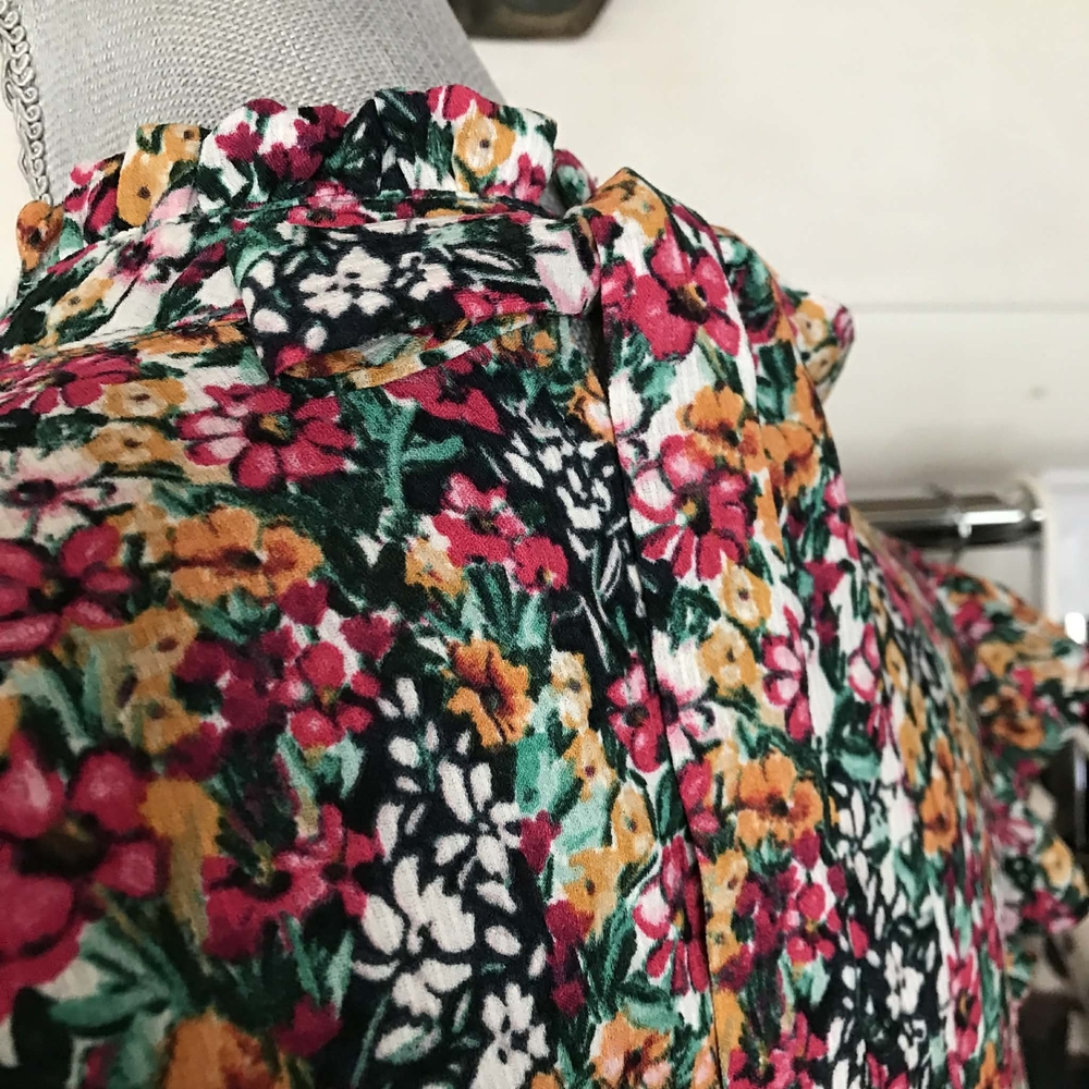 Voy Floral Themed Short Sleeve Mock Neck Blouse Womens Size Small - Picture 6 of 7